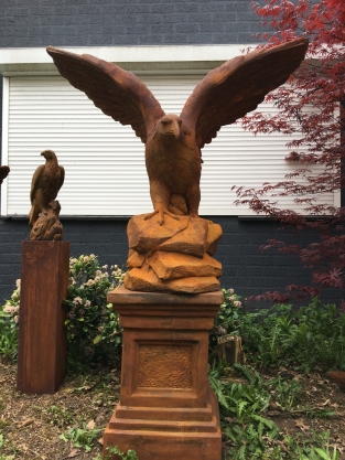 Sehr großer Adler-Oxydstein in Beutefang-Aktion, braun auf Sockel